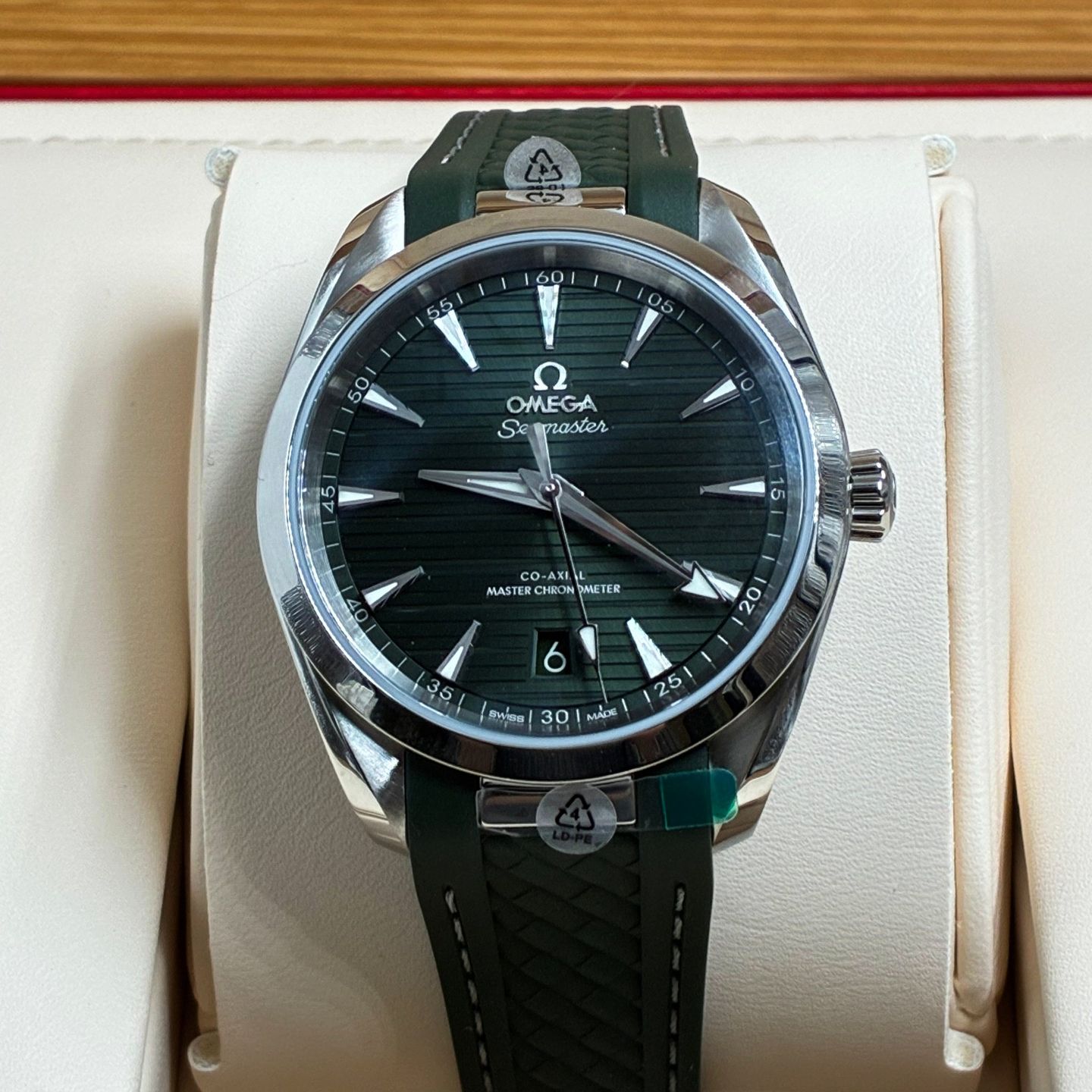 Omega Seamaster Aqua Terra 220.12.38.20.10.001 (2025) - Green dial 38 mm Steel case (5/8)